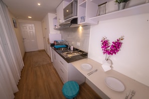 Fridge, microwave, stovetop, coffee/tea maker