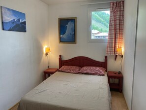 2 bedrooms, iron/ironing board