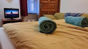 1 habitación, caja de seguridad en la habitación y escritorio