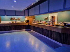 Bar (on property) - M & T Chalets , 2 bed chalet Hemsby. sleeps 6 (great yarmouth)