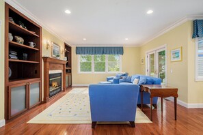 Smart TV, fireplace, DVD player, ping pong - Downtown! Shopping, restaurants and close to ski hills! Sleeps 8. (Harbor Springs)