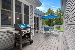 Outdoor dining - Downtown! Shopping, restaurants and close to ski hills! Sleeps 8. (Harbor Springs)