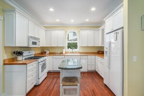 Fridge, microwave, oven, stovetop - Downtown! Shopping, restaurants and close to ski hills! Sleeps 8. (Harbor Springs)