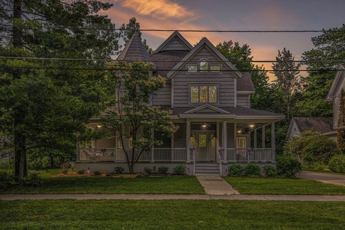 Downtown! Shopping, restaurants and close to ski hills! Sleeps 8.