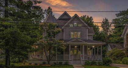 Downtown! Shopping, restaurants and close to ski hills! Sleeps 8.