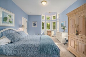 4 bedrooms, iron/ironing board, travel crib, free WiFi