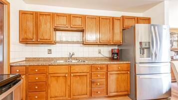 Frigorifero, microonde, forno, piano cottura