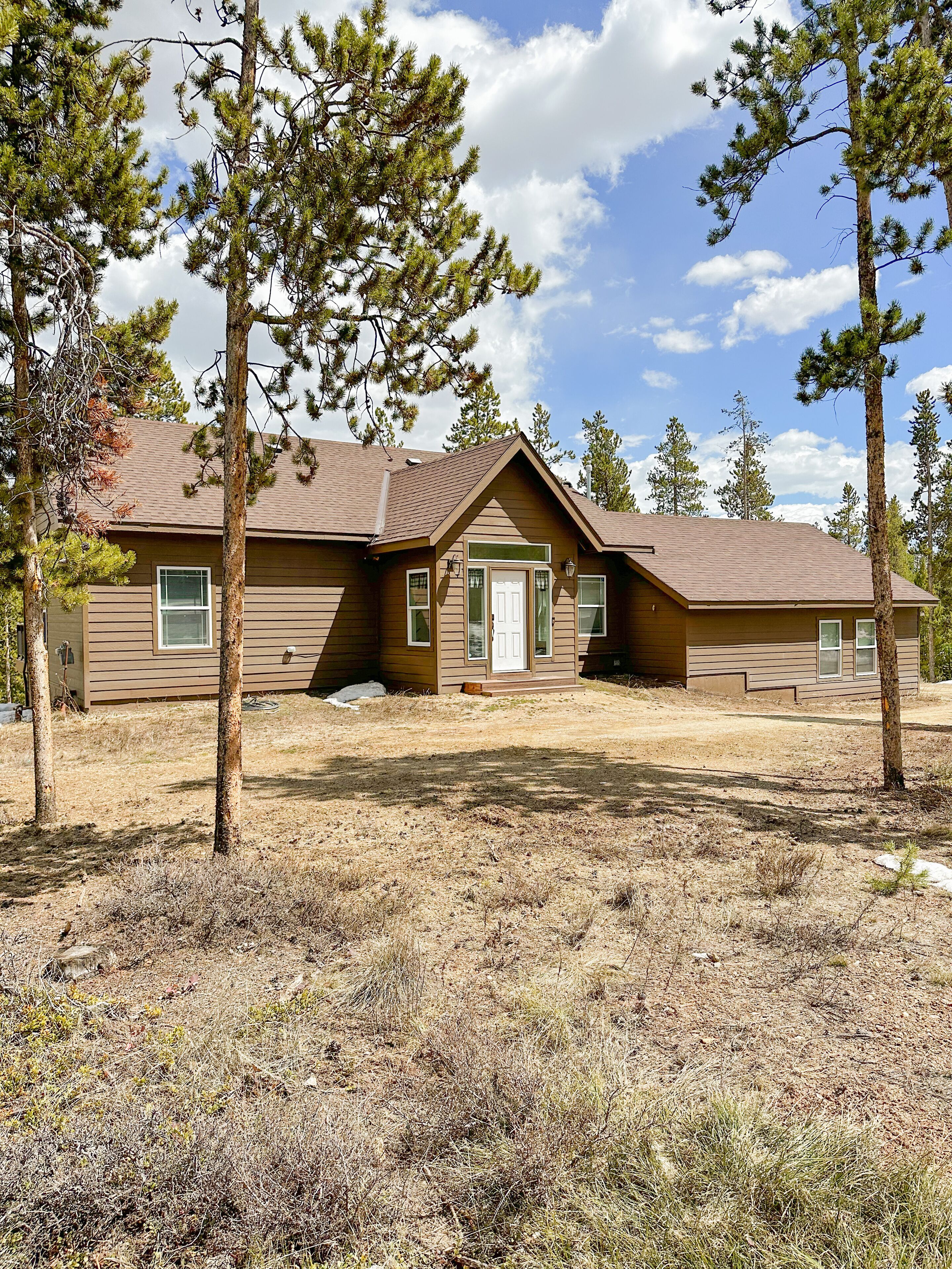 3 Bedroom mountain home right outside of Winter Park and Granby. Dog Friendly!