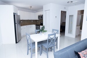 Grand-Apartment | Eigene Küche | Großer Kühlschrank, Mikrowelle, Ofen