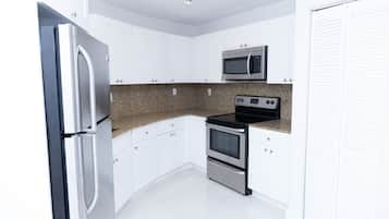 Apartemen Grand | Dapur pribadi | Lemari es besar, microwave, oven, dan mesin pembuat kopi/teh