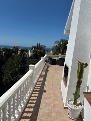 Terrace/patio - Villa Sol y Mar Marbella Ideal for family, friends and golf (Marbella)