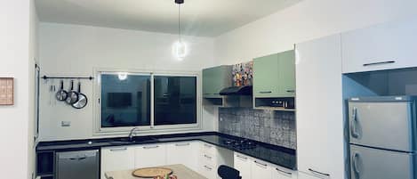 Stovetop, electric kettle, cookware/dishes/utensils, lobster pot