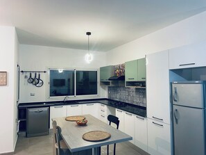 Stovetop, electric kettle, cookware/dishes/utensils, lobster pot