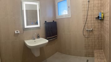 Serviettes fournies, savon, papier toilette
