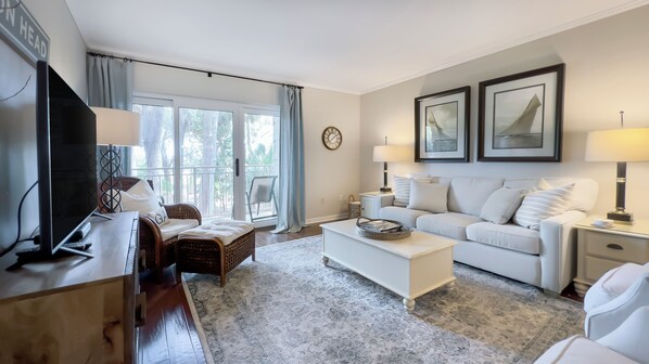 Huvila, useita sänkyjä, parveke, näköala golfkentälle (470 Plantation Club Villas) | Oleskelualue | 40–tuumainen televisio, jossa kaapelikanavat