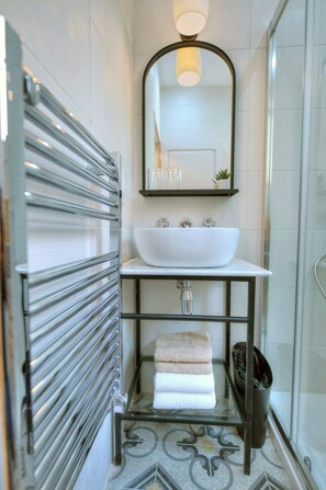 Dusche, Haartrockner, Handtücher