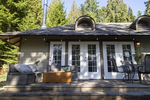 Outdoor dining - Lodge C2 |Hot tub & Sauna |Cape Carraholly Retreat (Vancouver)