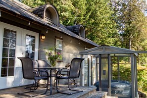 Outdoor dining - Lodge C2 |Hot tub & Sauna |Cape Carraholly Retreat (Vancouver)