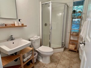 Shower, towels, soap, shampoo - Lodge C2 |Hot tub & Sauna |Cape Carraholly Retreat (Vancouver)