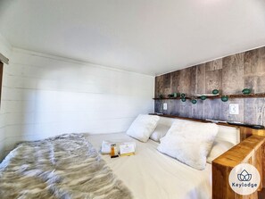 Tabla de planchar con plancha, wifi gratis y ropa de cama 