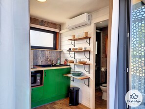 Réfrigérateur, micro-ondes, four, plaque de cuisson