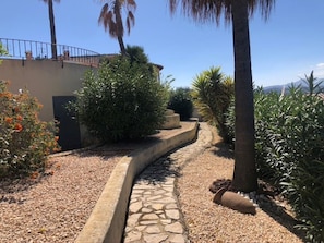 المنطقة المحيطة بالمنشأة