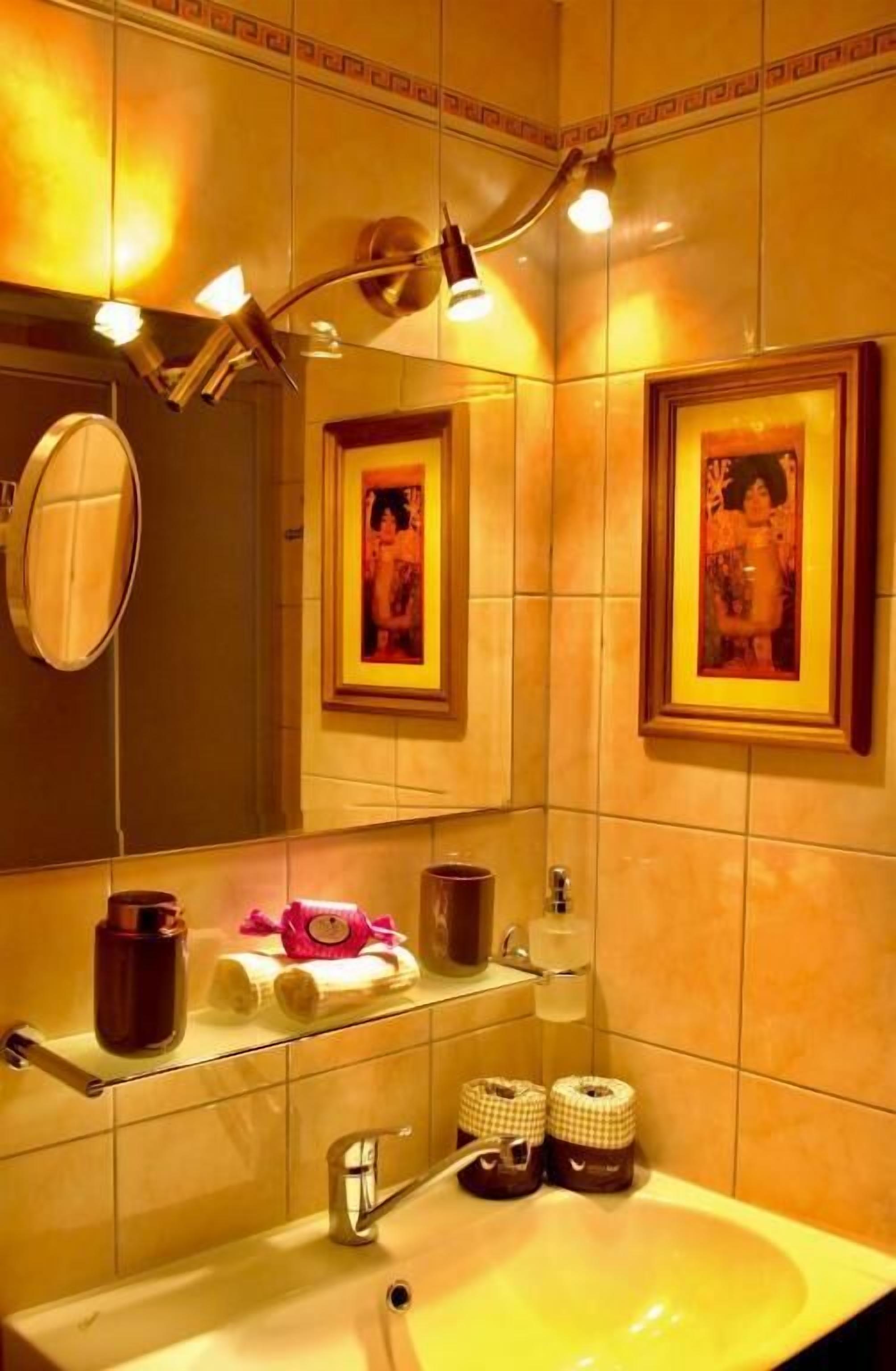 Deluxe Double Room | Bathroom | Towels