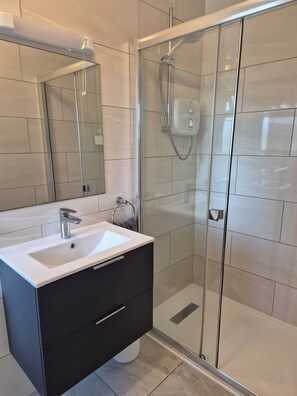 Shower, hair dryer, towels, soap - Absolute beachfront bungalow, Sandeel Bay, Fethard on Sea (Fethard on Sea)