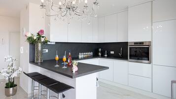 Lejlighed | Privat køkken | Køleskab, ovn, kogeplade, opvaskemaskine