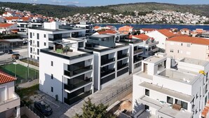 A modern building with multiple floors, large windows, and a flat roof. - Apartment Summer Breeze Okrug Gornji (Okrug)