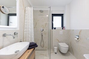 Apartemen | Kamar mandi | Bathtub dan shower terpisah, bathtub besar, pengering rambut, dan handuk