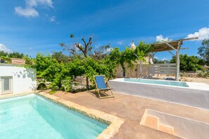 Una piscina al aire libre de temporada