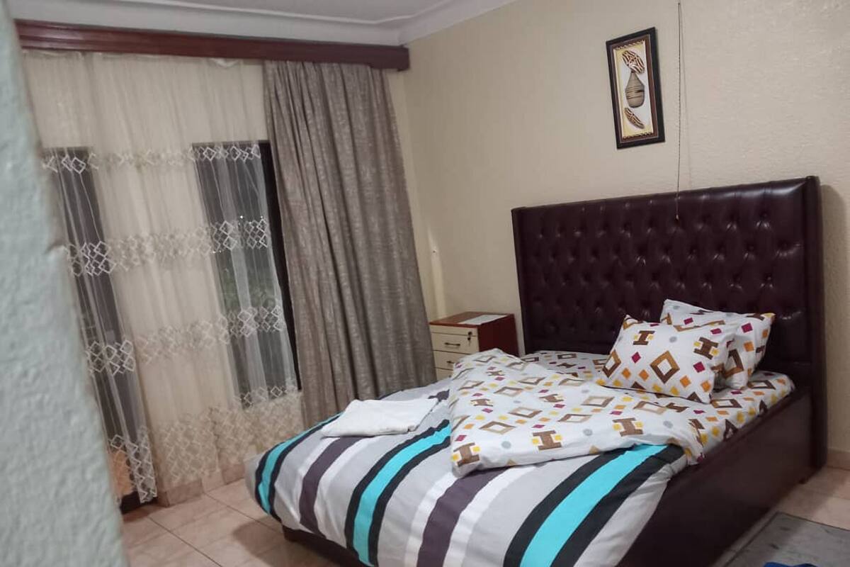 Deluxe Room, 1 Queen Bed, City View, Garden Area
