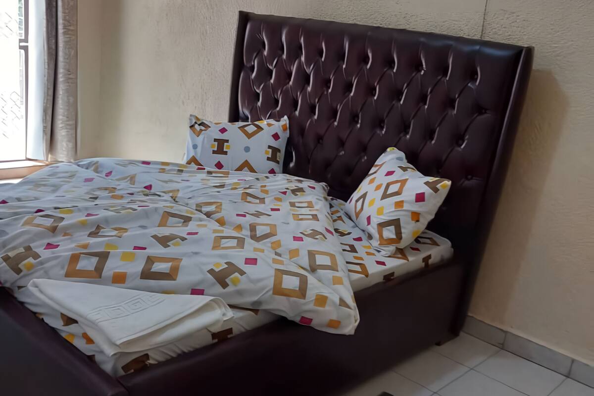 Deluxe Room, 1 Queen Bed, City View, Garden Area