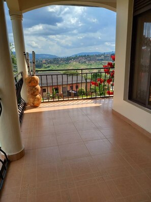 Chambre Familiale, 2 grands lits, balcon, vue ville | Vue depuis le balcon