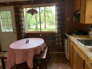 Fridge, oven, stovetop, coffee/tea maker