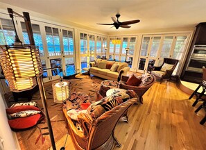 TV, computer monitors - Absolute Luxury on the Ocean (Maunaloa)