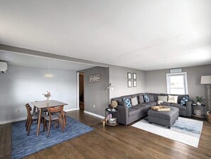 Smart TV, books - The Cape: Waterfront Home on Cayuga Lake (Seneca Falls)