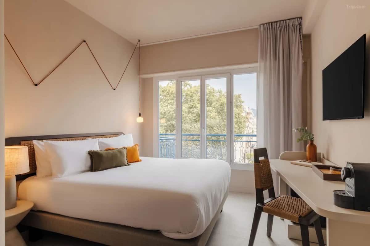 1 kamar tidur, brankas, tempat tidur bayi gratis, dan seprai linen