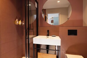 Designer-Toilettenartikel, Haartrockner, Handtücher