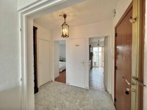 2 makuuhuonetta, silitysrauta/-lauta