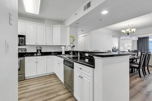 冰箱、微波炉、炉灶、洗碗机