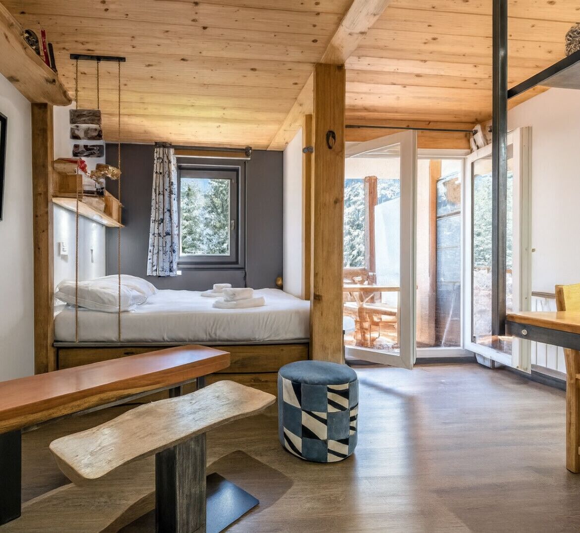 Tabla de planchar con plancha, wifi y ropa de cama 