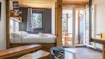 Tabla de planchar con plancha, wifi y ropa de cama