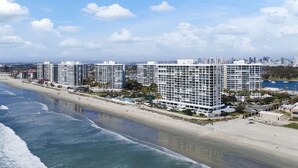 Sun-loungers, beach towels - Beachfront Condo in Beautiful Coronado (Coronado)
