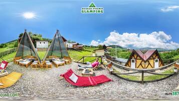 Un site de «
glamping
» doté de structures en bois, d’espaces de détente en plein air et offrant une vue panoramique.