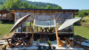 Outdoor dining - Green bungalow Bosnian pyramid glamping (Visoko)