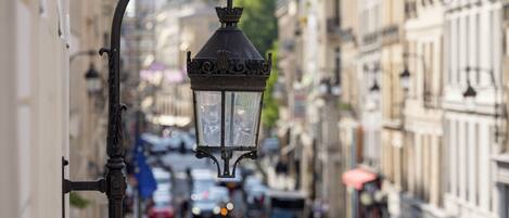 Vista de una calle con un farol antiguo y edificios a ambos lados.