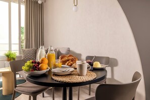 1 Bedroom Apartment - 30m² | Eget kök | Stort kylskåp, mikrovågsugn, ugn och spishäll