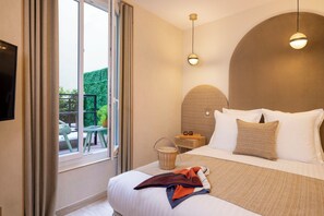 1 Bedroom Apartment with terrace - 44m² | Premium bedding, pillowtop beds, individually decorated - Yuna Saint-Honoré - Serviced Apartments (Paris)